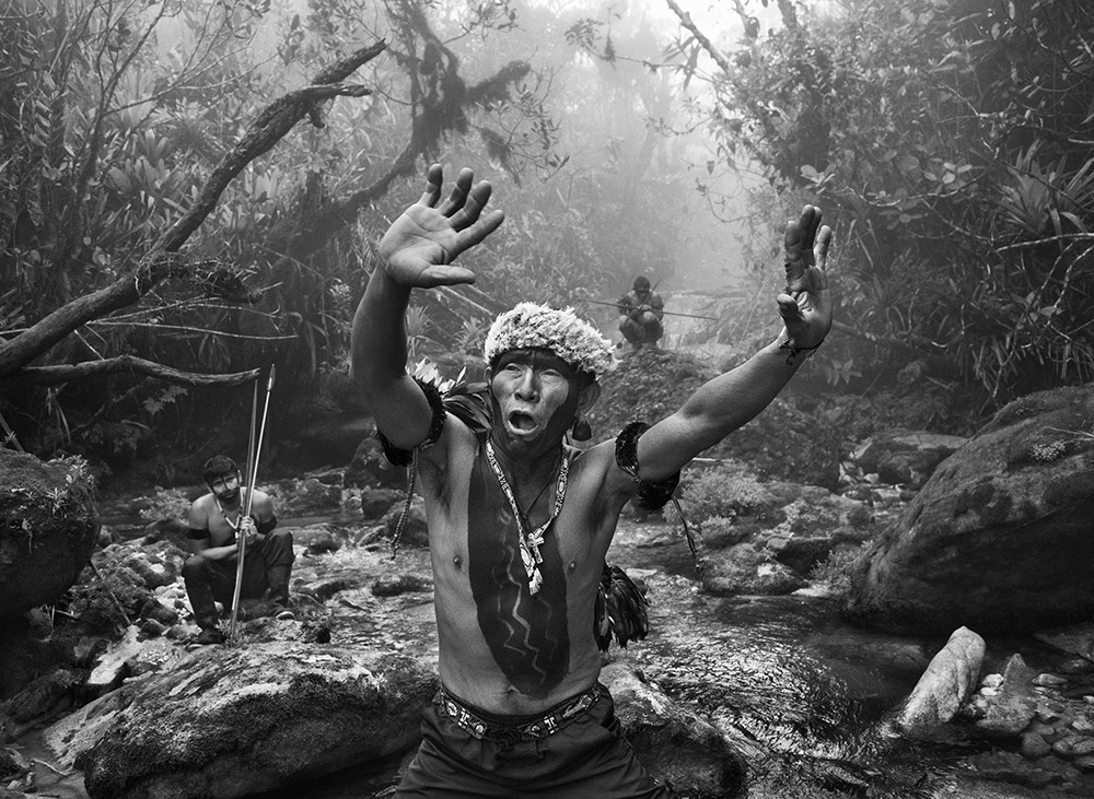 Sciamano Yanomami dialoga con gli spiriti prima della salita al monte Pico da Neblina. Stato di Amazonas, Brasile, 2014 © Sebastião Salgado/Contrasto